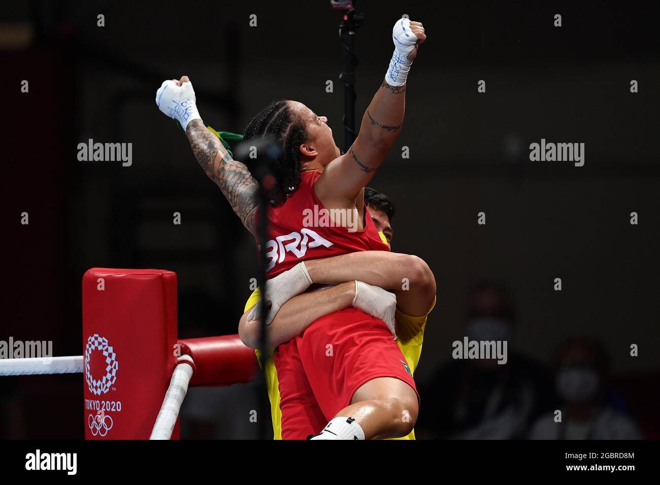Tokyo, Japan. 05th Aug, 2021. Boxing. Kokugikan Arena. 3-28. 1chome. Yokoami. Sumida-ku. Tokyo. Beatriz Ferreira (BRA, red) is lifted by her coach to celebrate her win in her womens light weight (57-60kg) bout. Credit Garry Bowden/Sport in Pictures/Alamy live news Credit: Sport In Pictures/Alamy Live News Stock Photo