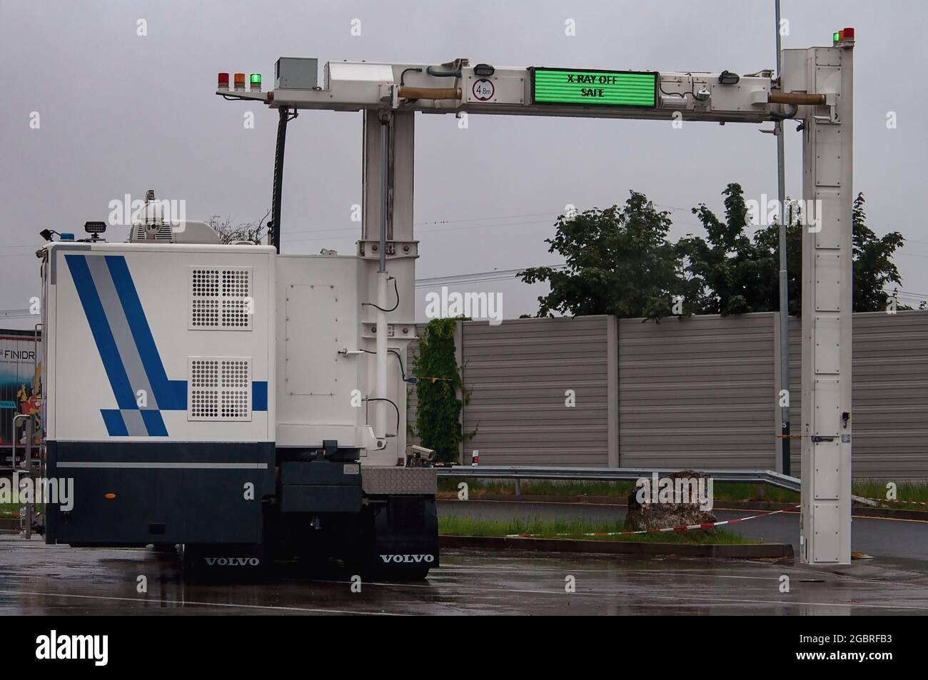 Czech customs officers control trucks with mobile X-ray frame at D1 ...