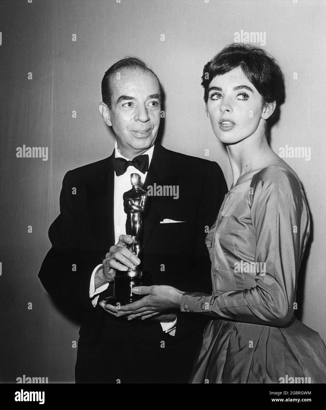 Director VINCENTE MINNELLI holding his Best Director Oscar for GIGI (released 1958) with Presenter MILLIE PERKINS at the 31st Academy Awards on April 6th 1959 at the RKO Pantages Theatre in Hollywood Los Angeles Stock Photo