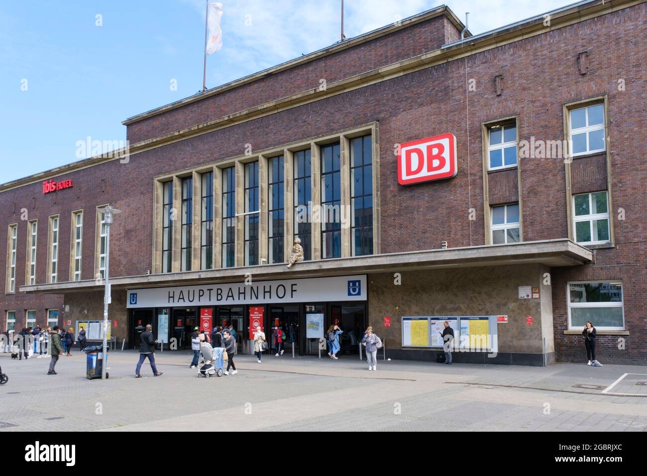Dusseldorf main train station hires stock photography and images Alamy