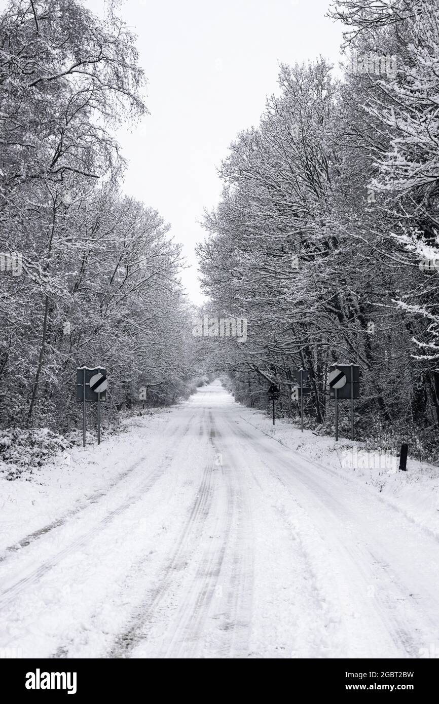 BORDON, UNITED KINGDOM - Jan 05, 2021: A325 road in Bordon, Hampshire covered in snow Stock Photo