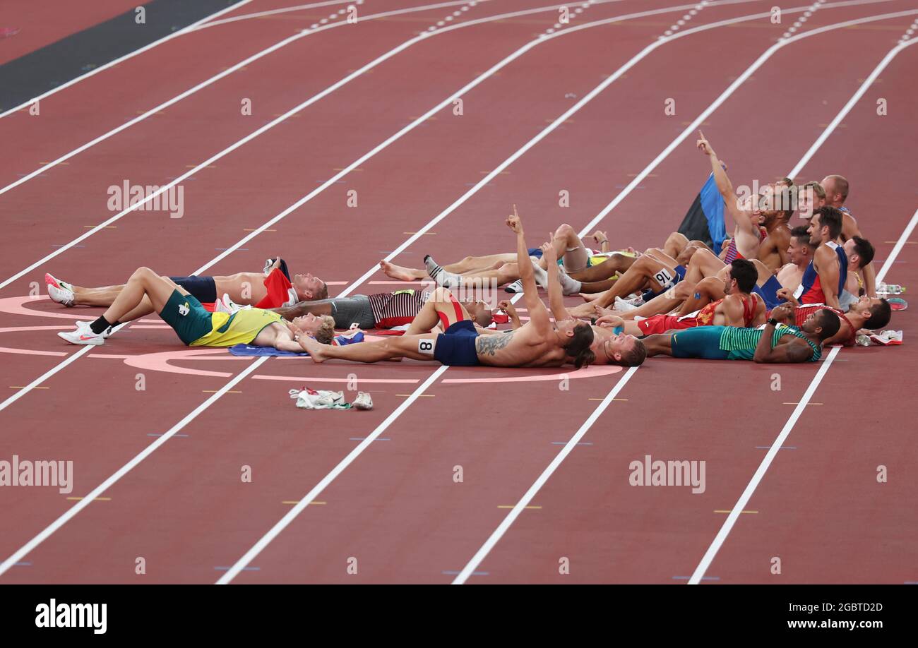 Tokyo, Japan. 05th Aug, 2021. Athletics: Olympics, 1500m, decathlon, men,  at the Olympic Stadium. The decathletes lie on the track after the  competition. Credit: Friso Gentsch/dpa/Alamy Live News Stock Photo - Alamy