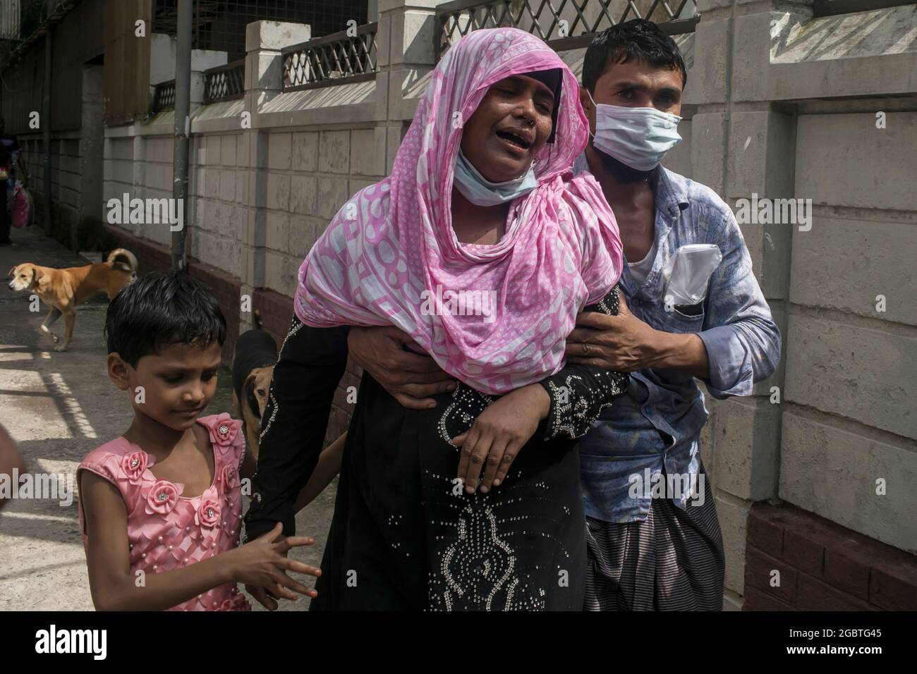 Non Exclusive: DHAKA, BANGLADESH - AUGUST 4: A woman laments outside of ...