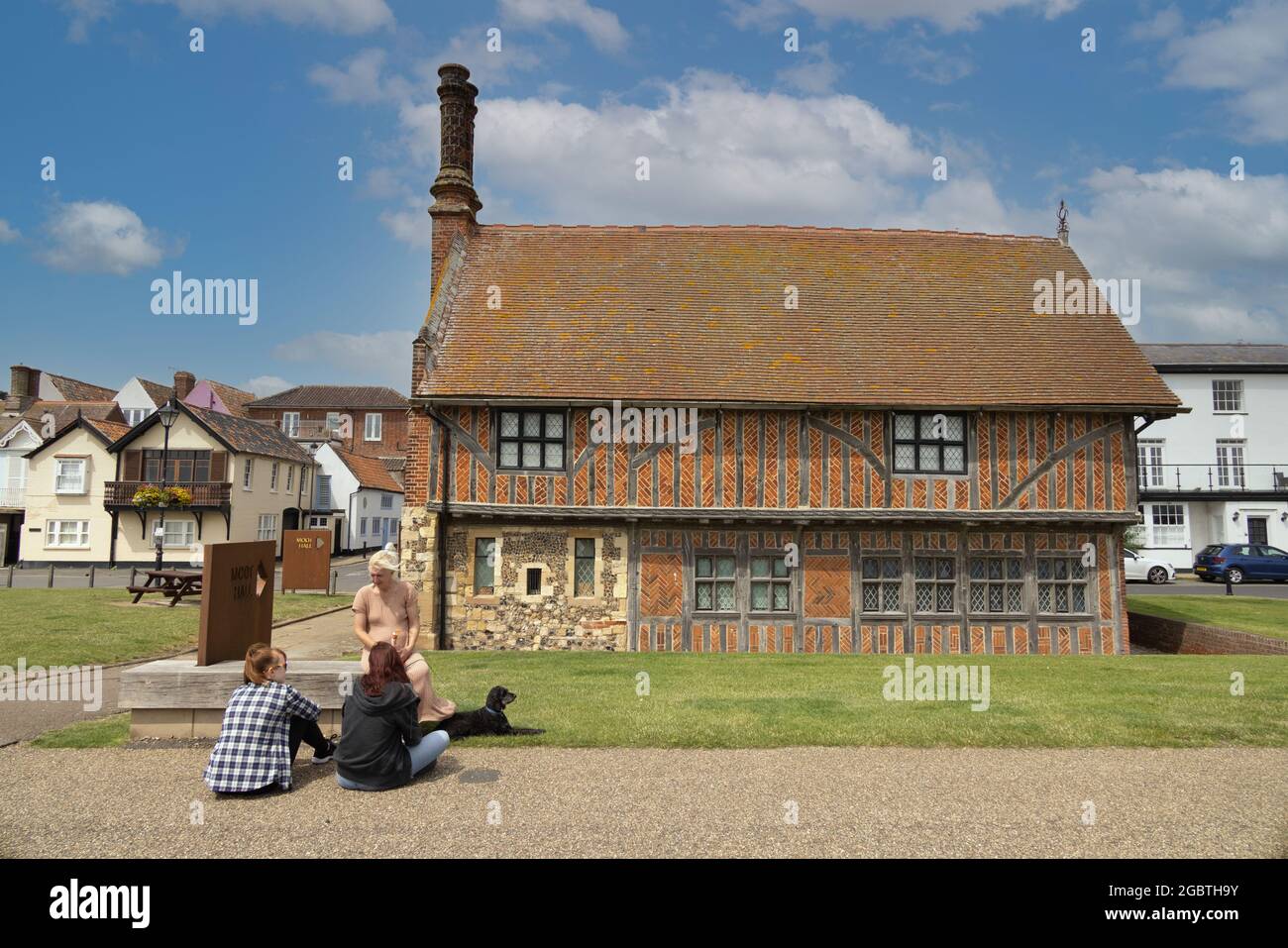 The Moot Hall, Aldeburgh, a sixteenth century medieval tudor building which now houses the Aldeburgh Museum, Aldeburgh, Suffolk UK Stock Photo