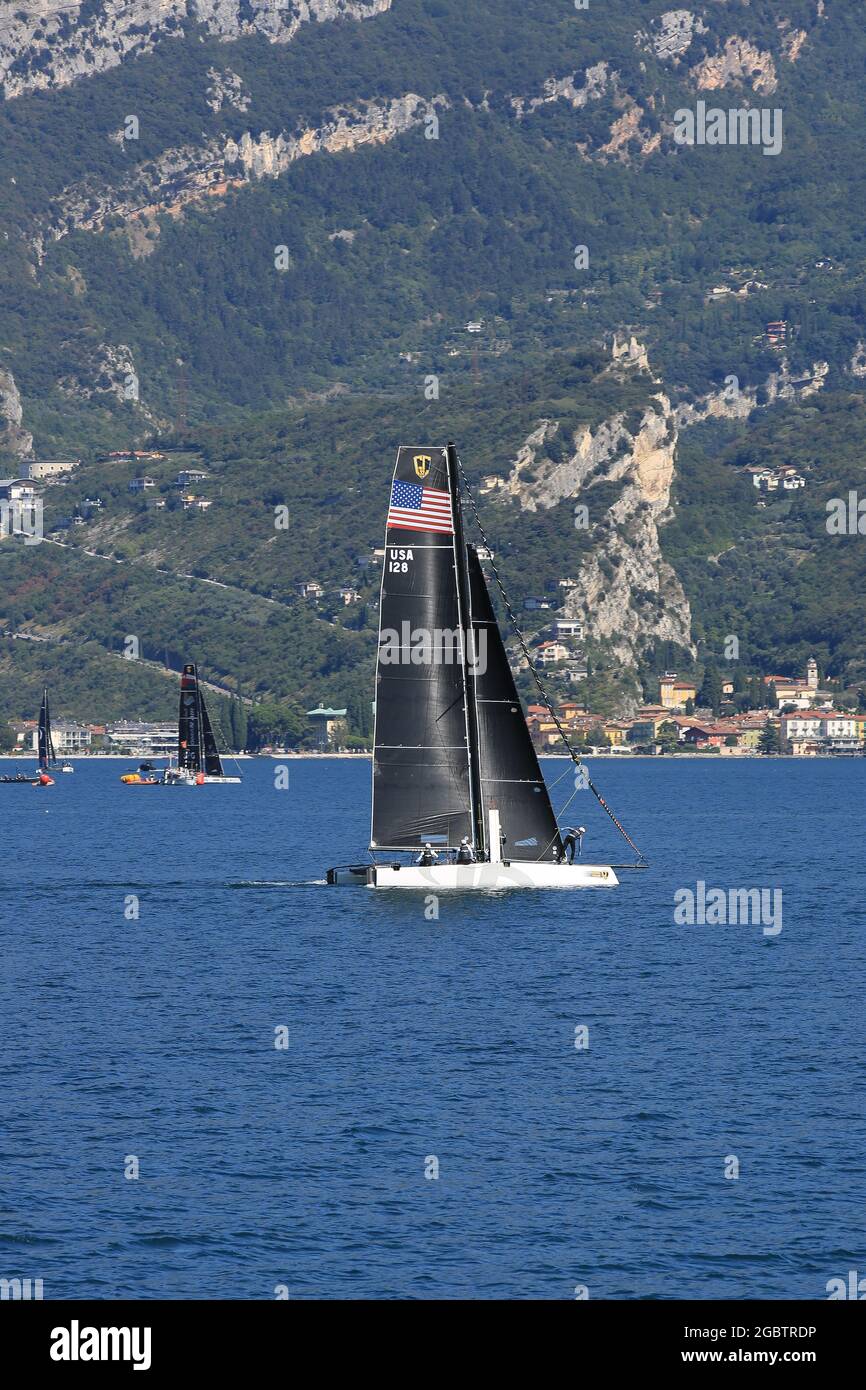 catamaran lake garda