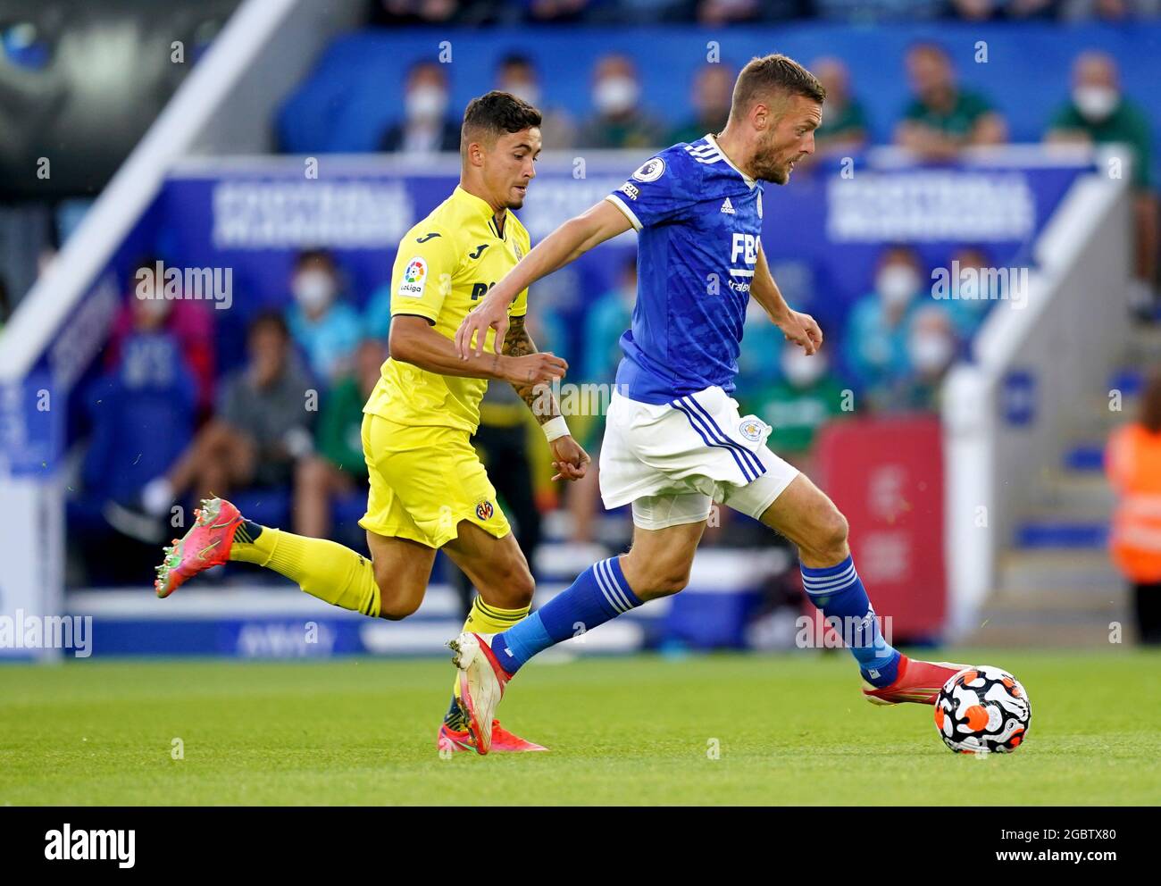 Leicester City's Jamie Vardy (right) and Villareal's Yeremi Pino battle for the ball during the Pre-Season Friendly match at The King Power Stadium, Leicester. Picture date: Wednesday August 4, 2021. Stock Photo