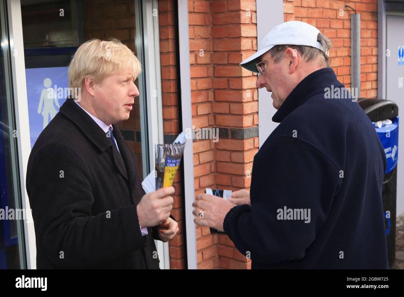 Boris Johnson, conservative candidate for Mayor of London speaking with commuters at Crayford station. Before traveling up to Waterloo East. His journey was to see what traveling conditions are like rail commuters coming from southern suburbs into central London.  Crayford station, London, UK.  25 Feb 2008 Stock Photo