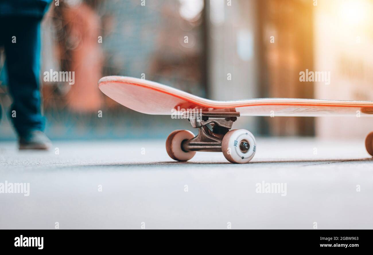 Scarp Afstotend Schildknaap Old skateboard upside down hi-res stock photography and images - Alamy
