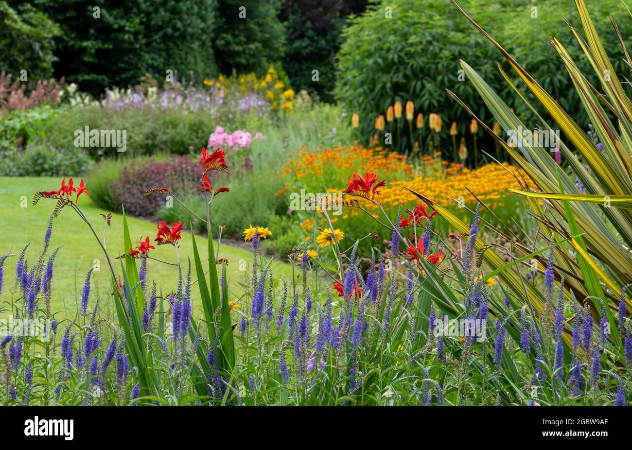 Garden influenced by the philosophy of naturalistic planting, with ...