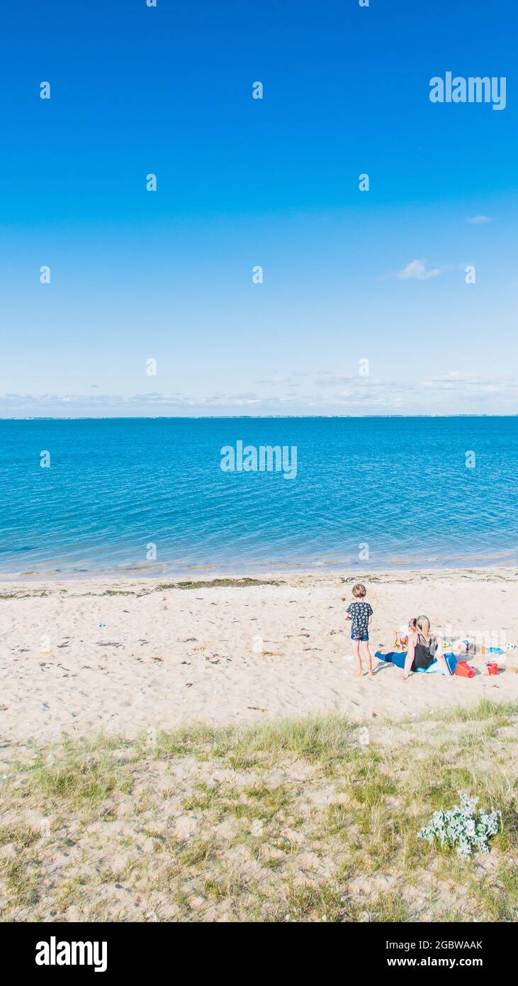 Grande famille sur la plage hi-res stock photography and images - Alamy