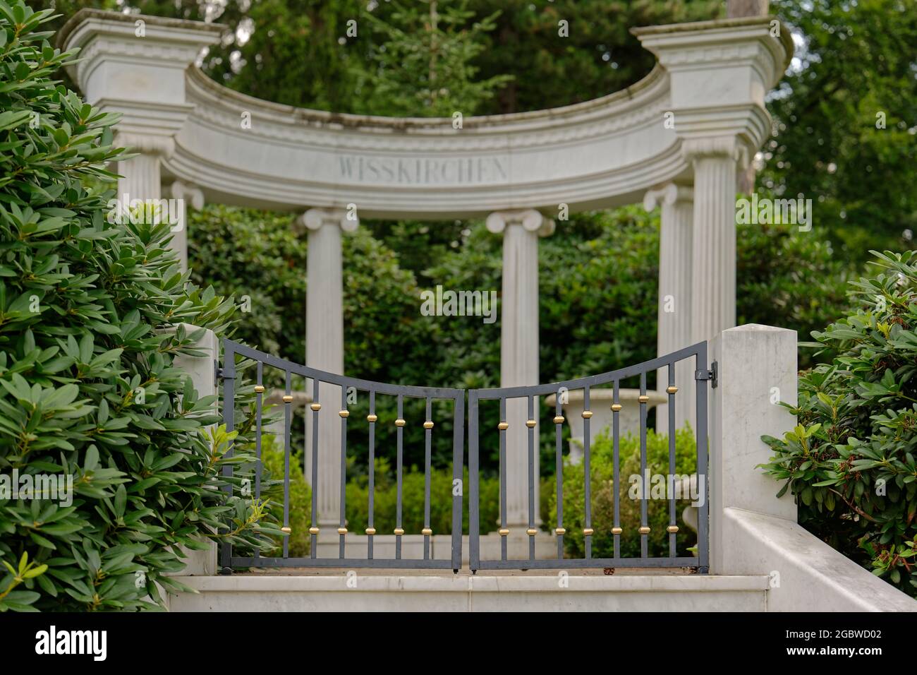 Rotunde mit ionischen Säulen aus Marmor, Grabmal, Bildhauerei, Stadtfriedhof Stöcken in Hannover, Deutschland / Germany Stock Photo