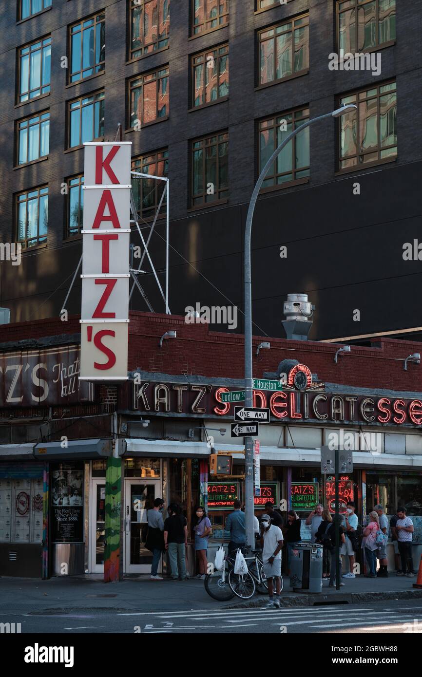 Waiting to be sitted at the Katz's Delicatessen Restaurant, Manhattan, New York City Stock Photo