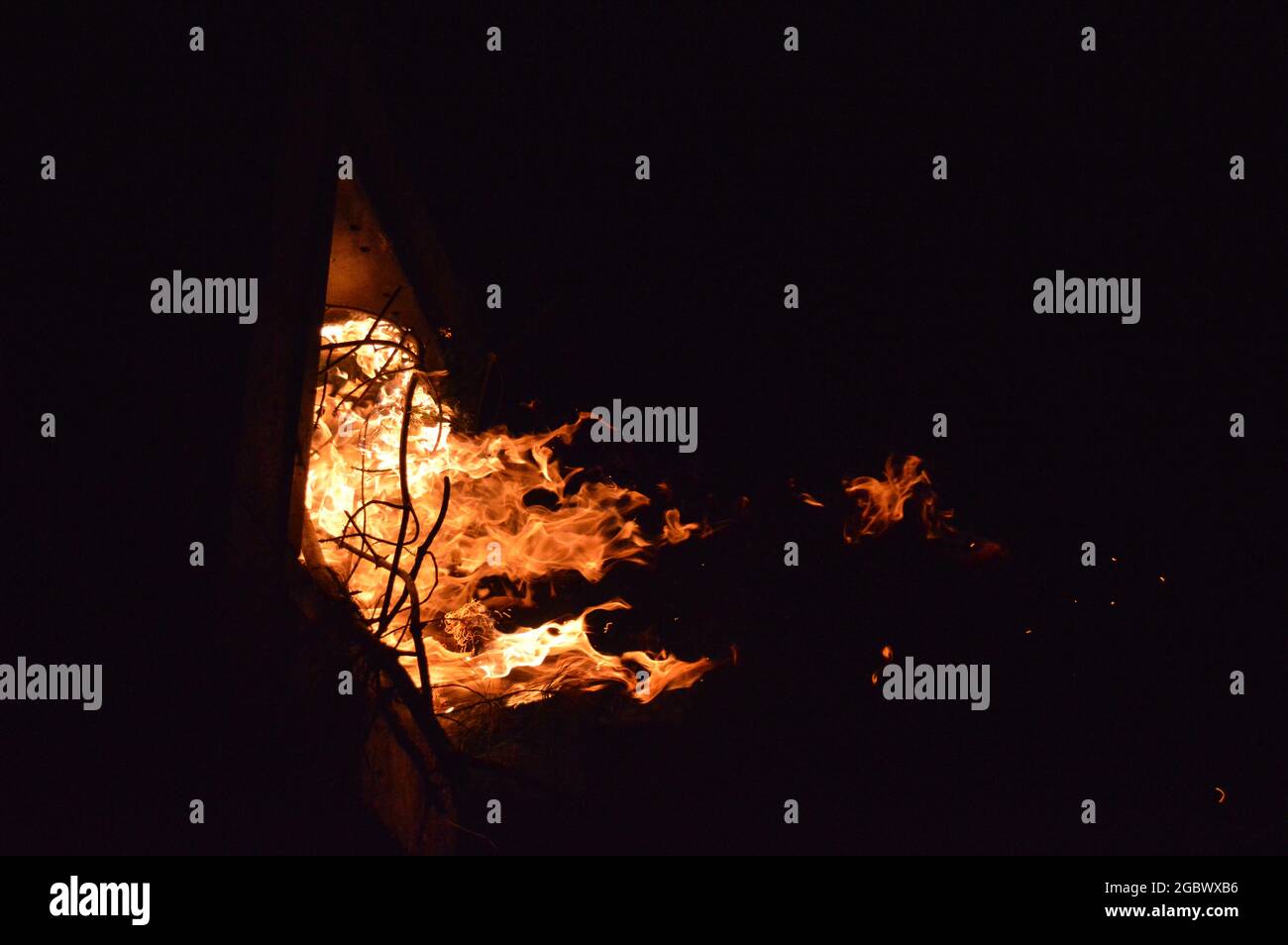 Campfire with fire pit at night Stock Photo - Alamy