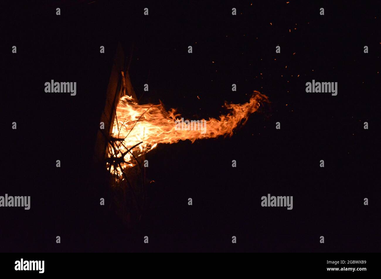 Campfire with fire pit at night Stock Photo - Alamy