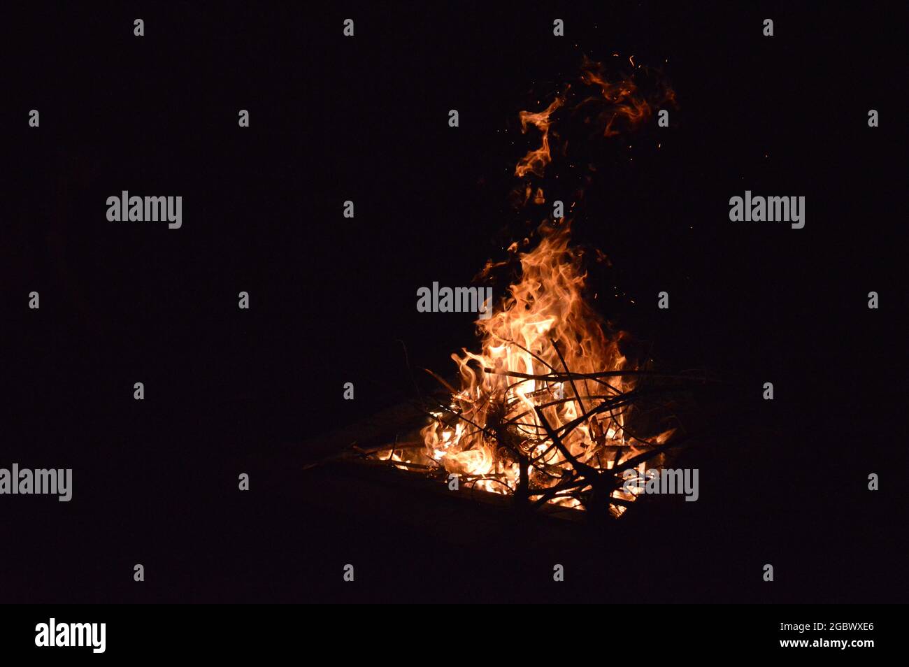 Campfire with fire pit at night Stock Photo - Alamy