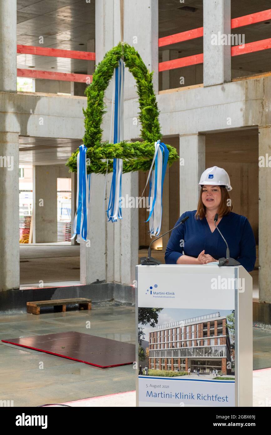 Wissenschaftssenatorin Katharina Fegebank beim Richtfest der MartiniKlinik am