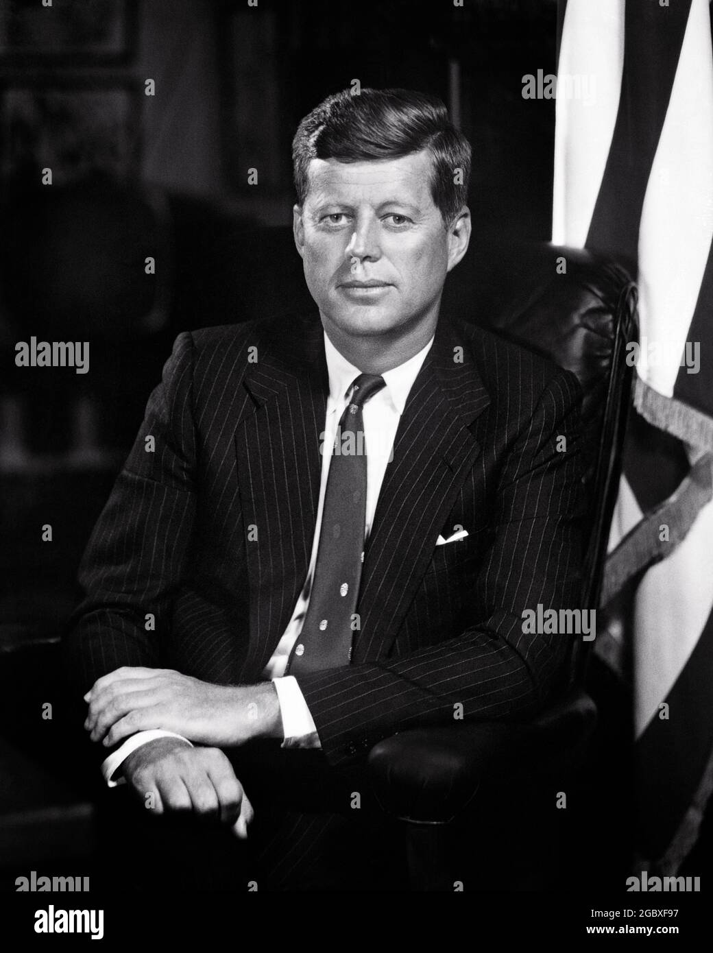 1960s JOHN F. KENNEDY 35TH PRESIDENT OF THE UNITED STATES OF AMERICA OFFICIAL WHITE HOUSE PRESIDENTIAL PORTRAIT - asp k8 554 ASP001 HARS LEADERSHIP POLITICIAN POWERFUL ASSASSINATED PRESIDENTIAL JFK AUTHORITY OCCUPATIONS POLITICS CONCEPTUAL OFFICIAL STYLISH JOHN FITZGERALD KENNEDY DEMOCRAT F. KENNEDY MID-ADULT MID-ADULT MAN BLACK AND WHITE CAUCASIAN ETHNICITY OLD FASHIONED Stock Photo