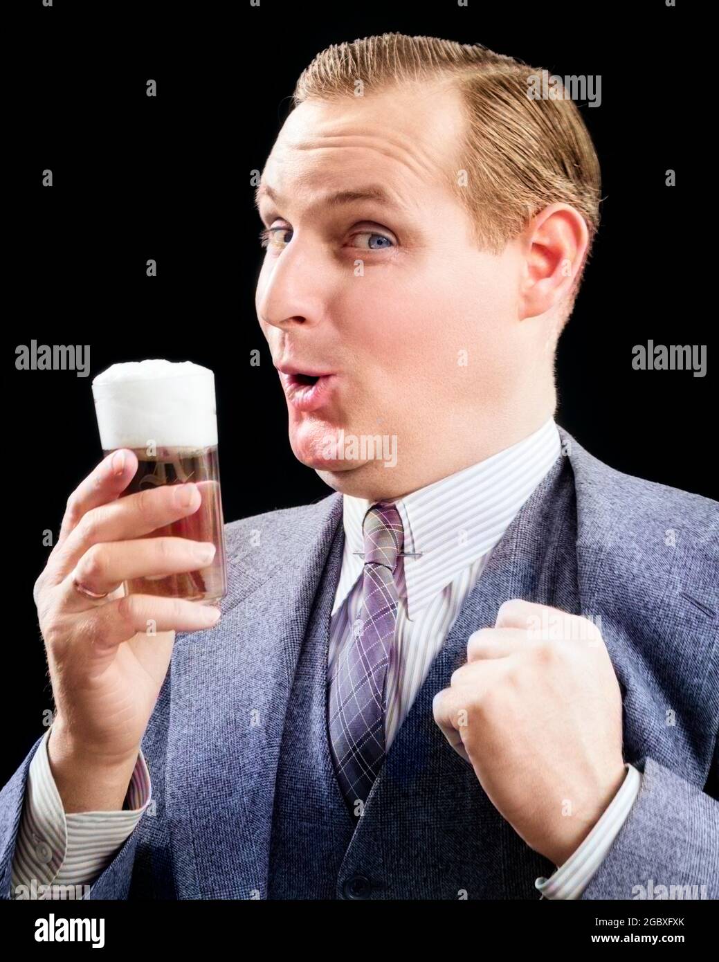 1930s MAN HOLDING FULL FOAMY GLASS OF BEER MAKING FUNNY FACE WITH HIS THUMB HOOKED CONFIDENTLY UNDER HIS VEST LOOKING AT CAMERA - f4377c HAR001 HARS STRIPED STUDIO SHOT GROWNUP COPY SPACE HALF-LENGTH PERSONS GROWN-UP MALES PLAID EXPRESSIONS EYE CONTACT SUIT AND TIE ALCOHOLIC HUMOROUS HAPPINESS CHEERFUL BEVERAGE TRIO PRIDE TASTE PLEASURE SMILES THREE PIECE JOYFUL NOURISHMENT STYLISH WACKY REFRESH FOAMY IMBIBING REFRESHMENT ALCOHOLIC BEVERAGE CAUCASIAN ETHNICITY HAR001 OLD FASHIONED Stock Photo