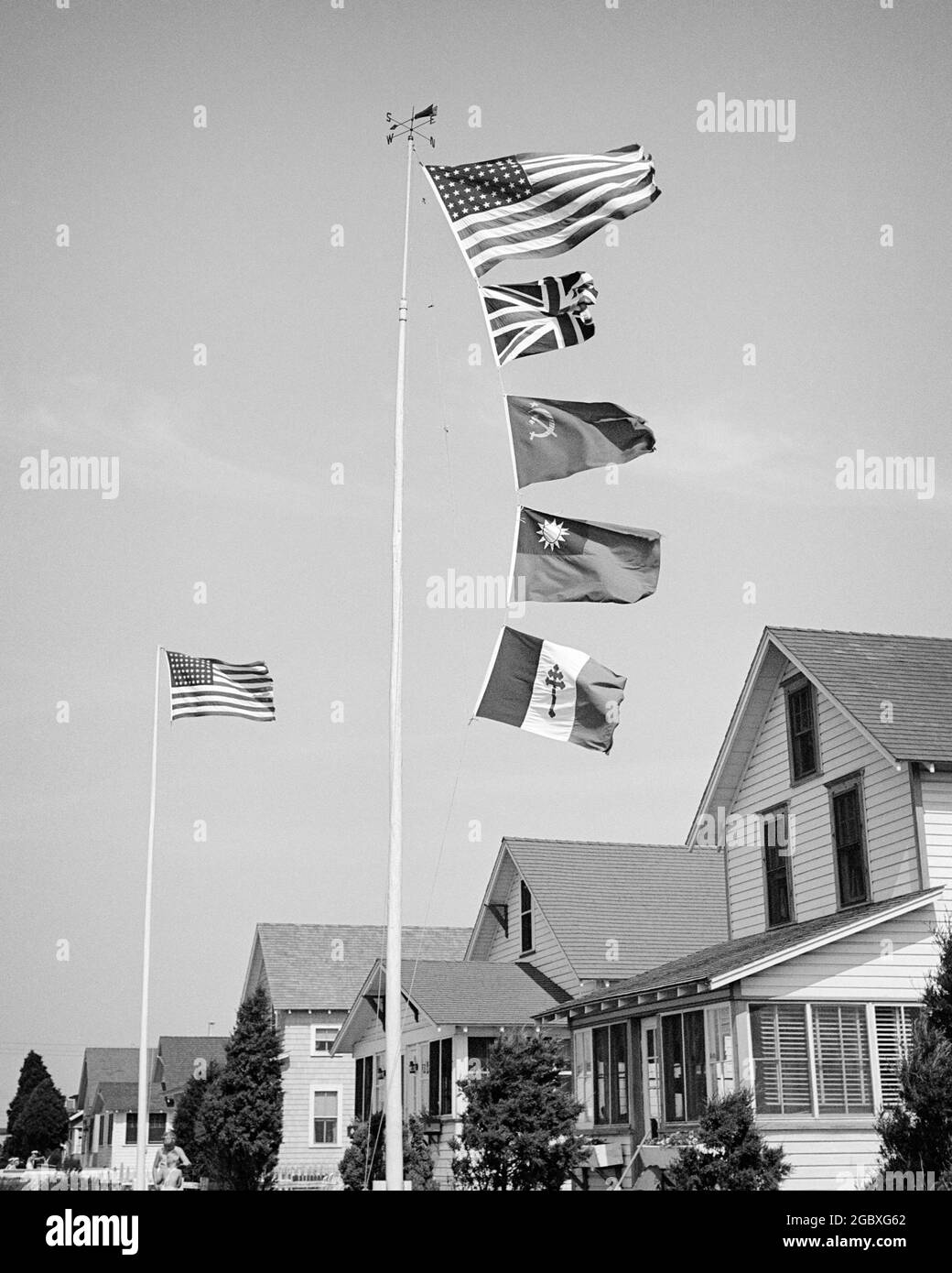 1940s FLYING FLAGS OF THE SECOND WORLD WAR ALLIED COUNTRIES UNITED STATES BRITISH EMPIRE SOVIET UNION CHINA AND FREE FRENCH  - h1386 HAR001 HARS AND LEADERSHIP LOW ANGLE POWERFUL WORLD WARS PRIDE WORLD WAR WORLD WAR TWO WORLD WAR II OF THE FREE POLITICS CONCEPT CONCEPTUAL SOVIET UNION STARS AND STRIPES STYLISH SUPPORT WORLD WAR 2 UNIFIED OLD GLORY SYMBOLIC BRITISH EMPIRE CONCEPTS COOPERATION FLAG POLE RED WHITE AND BLUE TOGETHERNESS ALLIED BLACK AND WHITE COUNTRIES GREAT BRITAIN HAR001 OLD FASHIONED REPRESENTATION UNITED KINGDOM USSR Stock Photo