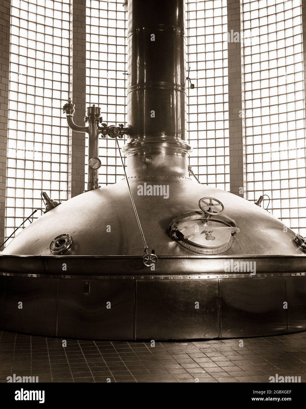 https://c8.alamy.com/comp/2GBXGEF/1930s-1940s-new-copper-pressure-brew-kettle-in-beer-brewery-pennsylvania-usa-i3404-har001-hars-old-fashioned-2GBXGEF.jpg