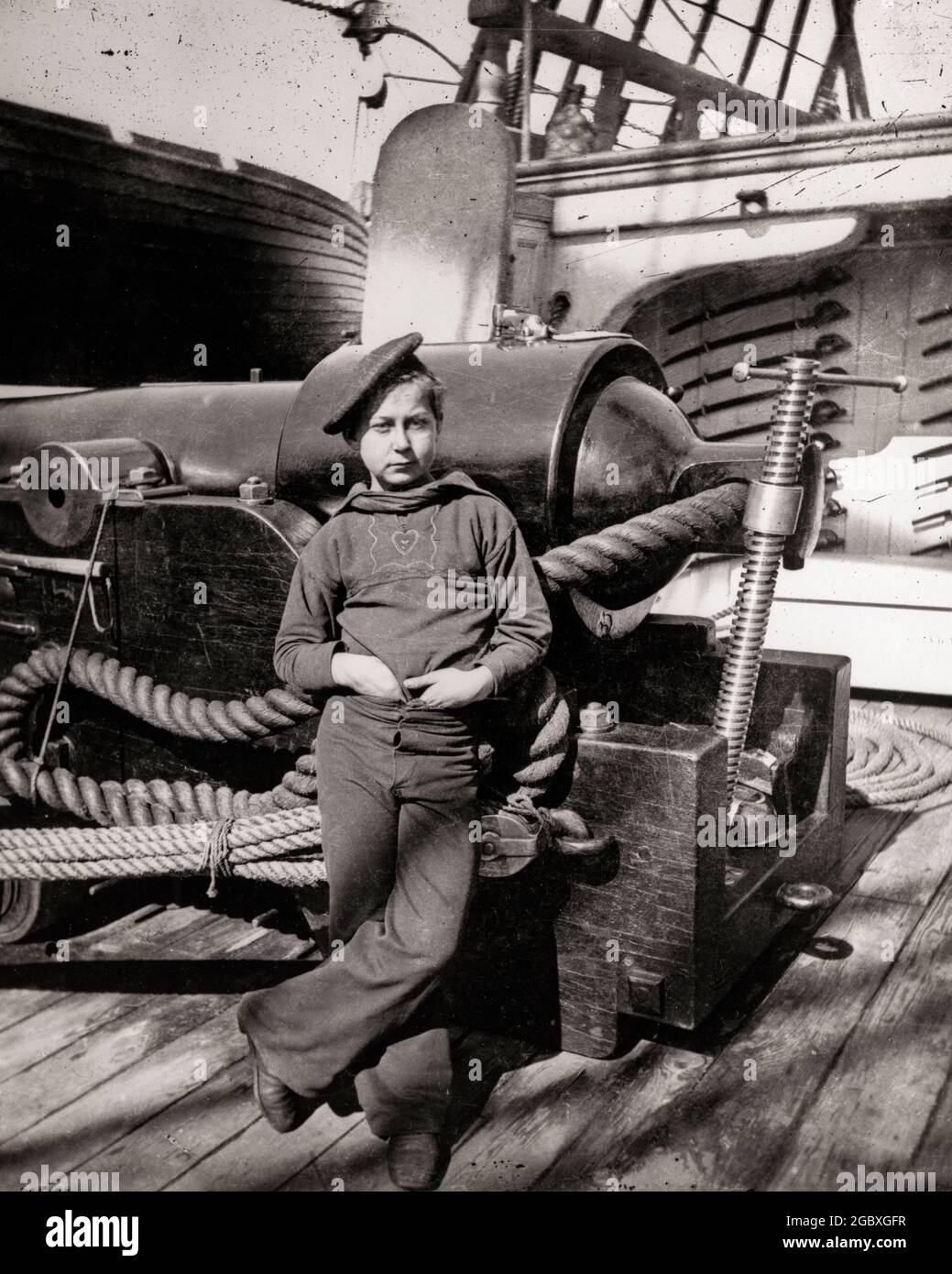 1800s 1860s BOY SAILOR POWDER MONKEY LOOKING AT CAMERA STANDING BY LARGE CANNON ON AMERICAN CIVIL WAR UNION GUNBOAT - h8912 SPL001 HARS B&W EYE CONTACT WARS ADVENTURE UNION NAVAL COURAGE PRIDE OPPORTUNITY OCCUPATIONS POWDER UNIFORMS FORCES 1860s NAVIES GUNBOAT USN GROWTH JUVENILES PRE-TEEN PRE-TEEN BOY AMERICAN CIVIL WAR BATTLES BLACK AND WHITE CAUCASIAN ETHNICITY CIVIL WAR CONFLICTS OLD FASHIONED Stock Photo