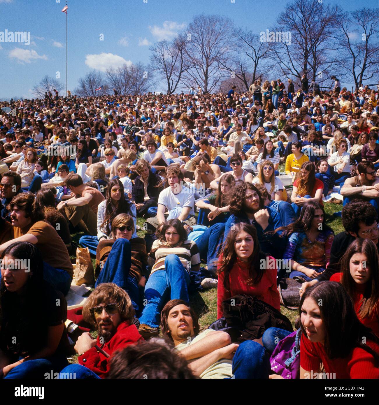 1970s FIRST EARTH DAY RALLY APRIL 22 1970 BELMONT PLATEAU FAIRMONT PARK PHILADELPHIA PENNSYLVANIA USA - kc4415 HAR001 HARS HALF-LENGTH LADIES MASS PERSONS INSPIRATION UNITED STATES OF AMERICA CARING MALES TEENAGE GIRL TEENAGE BOY HIPPIES SPECTATORS GATHERING NORTH AMERICA FREEDOM GOALS NORTH AMERICAN HIGH ANGLE STRATEGY PA PRIDE CONCEPTUAL COUNTER CULTURE SUPPORT APRIL 22 COOPERATION FAIRMONT PLATEAU RALLY SOLUTIONS THRONG TOGETHERNESS YOUNG ADULT MAN YOUNG ADULT WOMAN ATTENDANCE HAR001 OLD FASHIONED Stock Photo