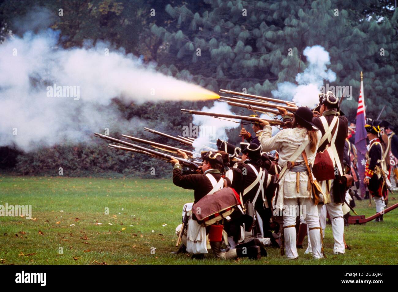 1970s REENACTMENT CONTINENTAL TROOPS AMERICAN REVOLUTION BATTLE OF GERMANTOWN AT CLIVEDEN PHILADELPHIA PA USA - kp4732 NET002 HARS UNIFORMS WAR OF INDEPENDENCE RE-ENACTORS GERMANTOWN COLONISTS RIFLES REVOLT AMERICAN REVOLUTIONARY WAR FIRING LINE MUSKETS OCTOBER 1770s 1777 COLONIES FIREARM FIREARMS REENACTMENT TOGETHERNESS OLD FASHIONED Stock Photo