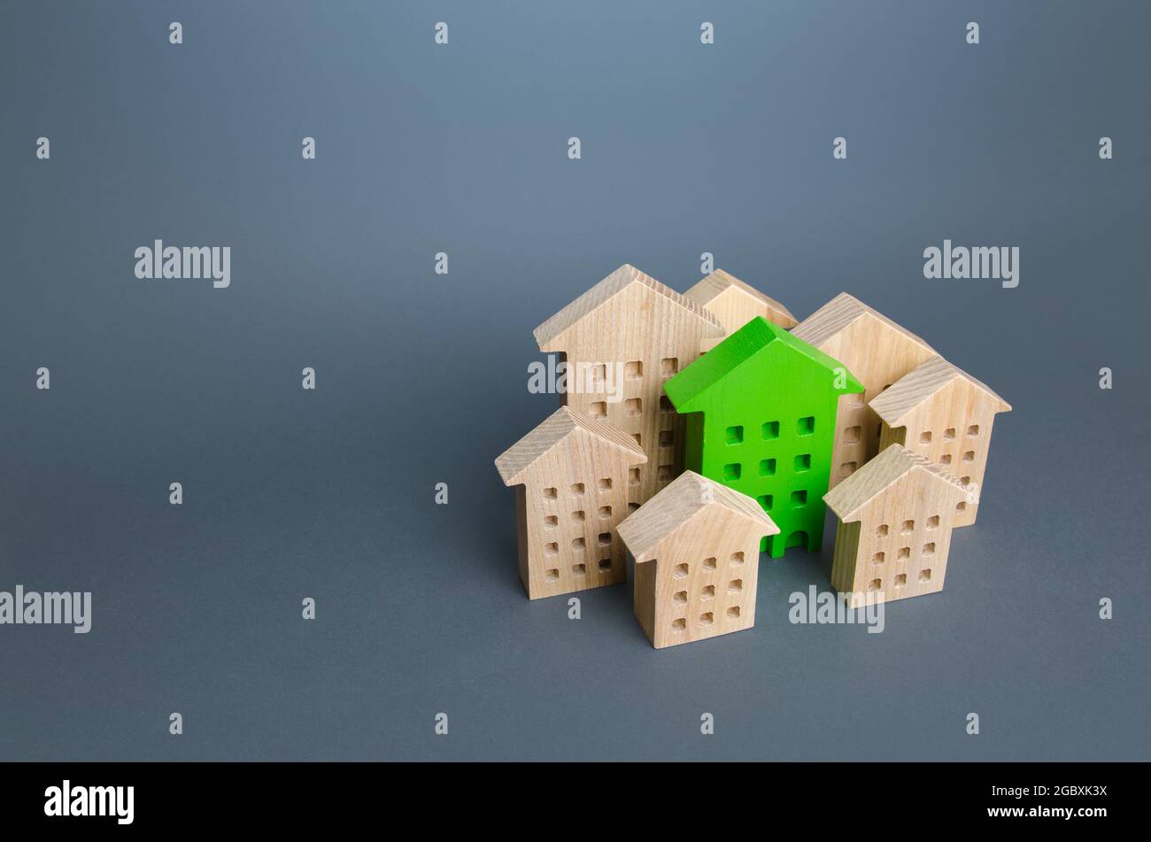 The green building stands out among the houses. Search for the best option. Ideal property to buy. Net Zero Carbon neutrality. Environmentally friendl Stock Photo