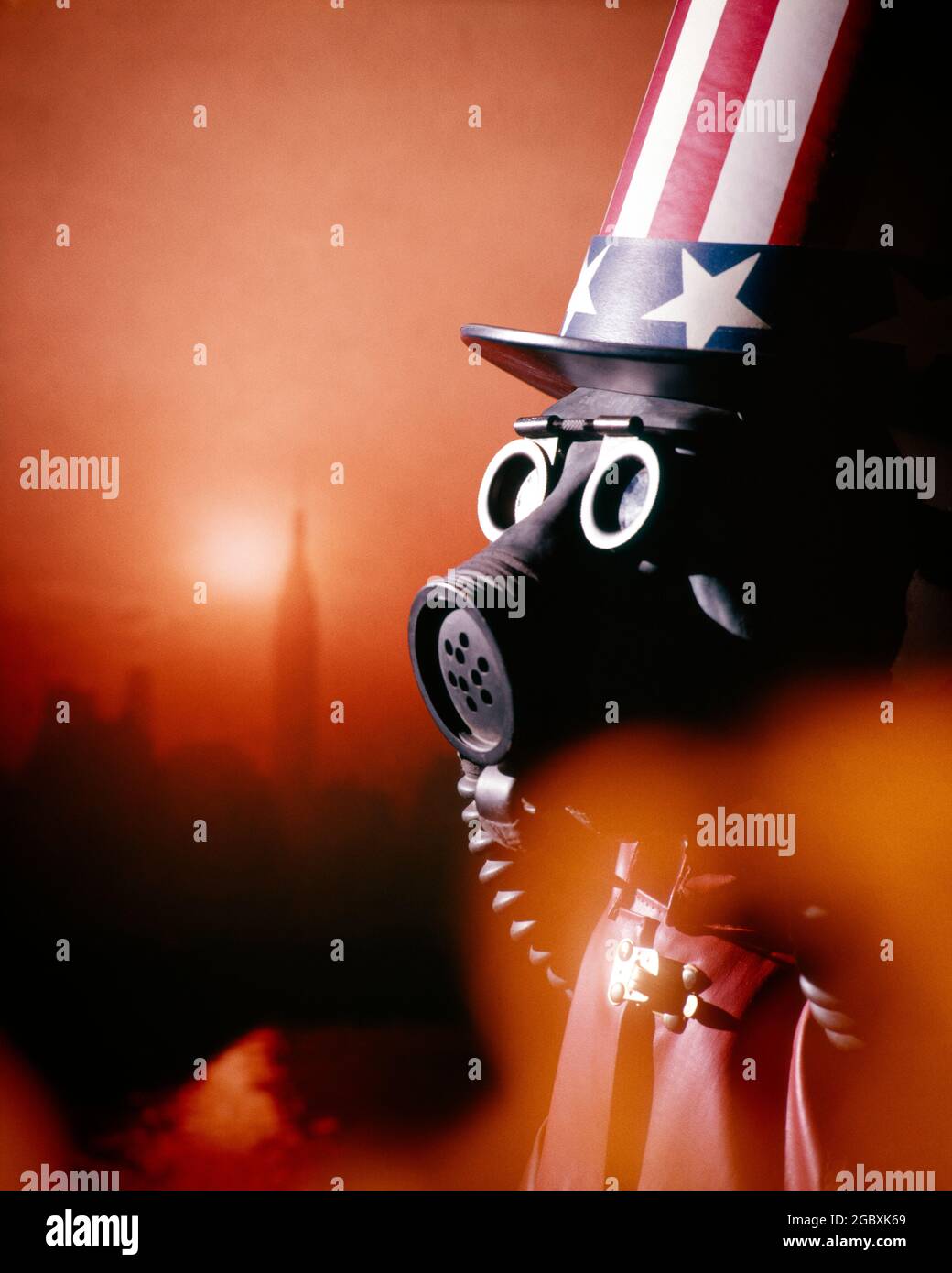 1970s UNCLE SAM WEARING GAS MASK SUNSET SMOGGY NEW YORK CITY IN BACKGROUND  - ks6982 HAR001 HARS COMPOSITE WARNING GOTHAM NYC POLITICS CONCEPT CONCEPTUAL NEW YORK CITIES ECOLOGY NEW YORK CITY SYMBOLIC CONCEPTS POLLUTE SOLUTIONS BAD AIR BIG APPLE CLIMATE HAR001 OLD FASHIONED REPRESENTATION TOXIC UNCLE SAM Stock Photo
