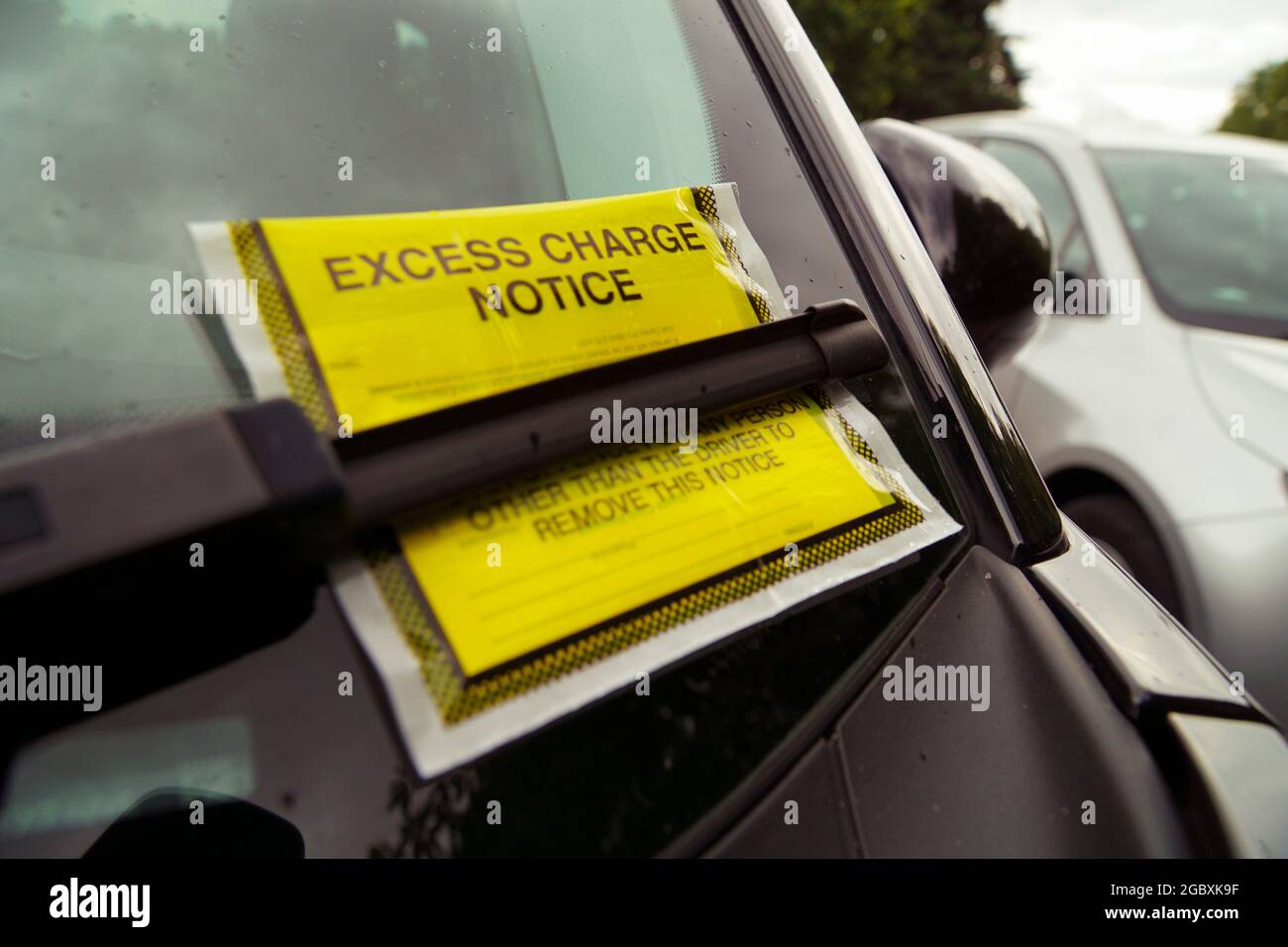 London, UK, 5 August 2021: A parking penalty notice on a car in London. While more people have spurned public transport since the coronavirus pandemic began, local councils are keen to avoid congestion and parking restrictions are one way of discouraging motorists. Anna Watson/Alamy Stock Photo