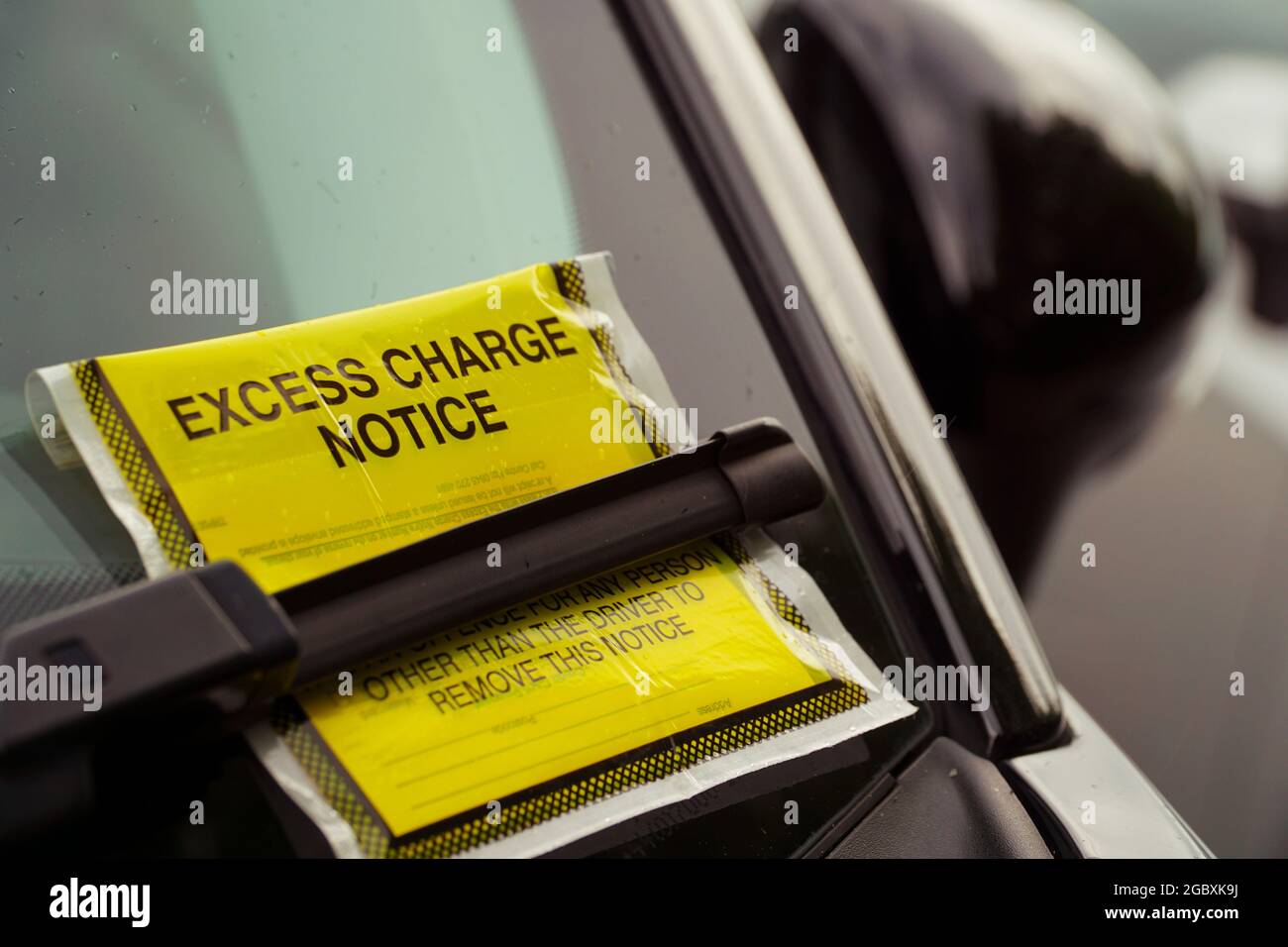London, UK, 5 August 2021: A parking penalty notice on a car in London. While more people have spurned public transport since the coronavirus pandemic began, local councils are keen to avoid congestion and parking restrictions are one way of discouraging motorists. Anna Watson/Alamy Stock Photo
