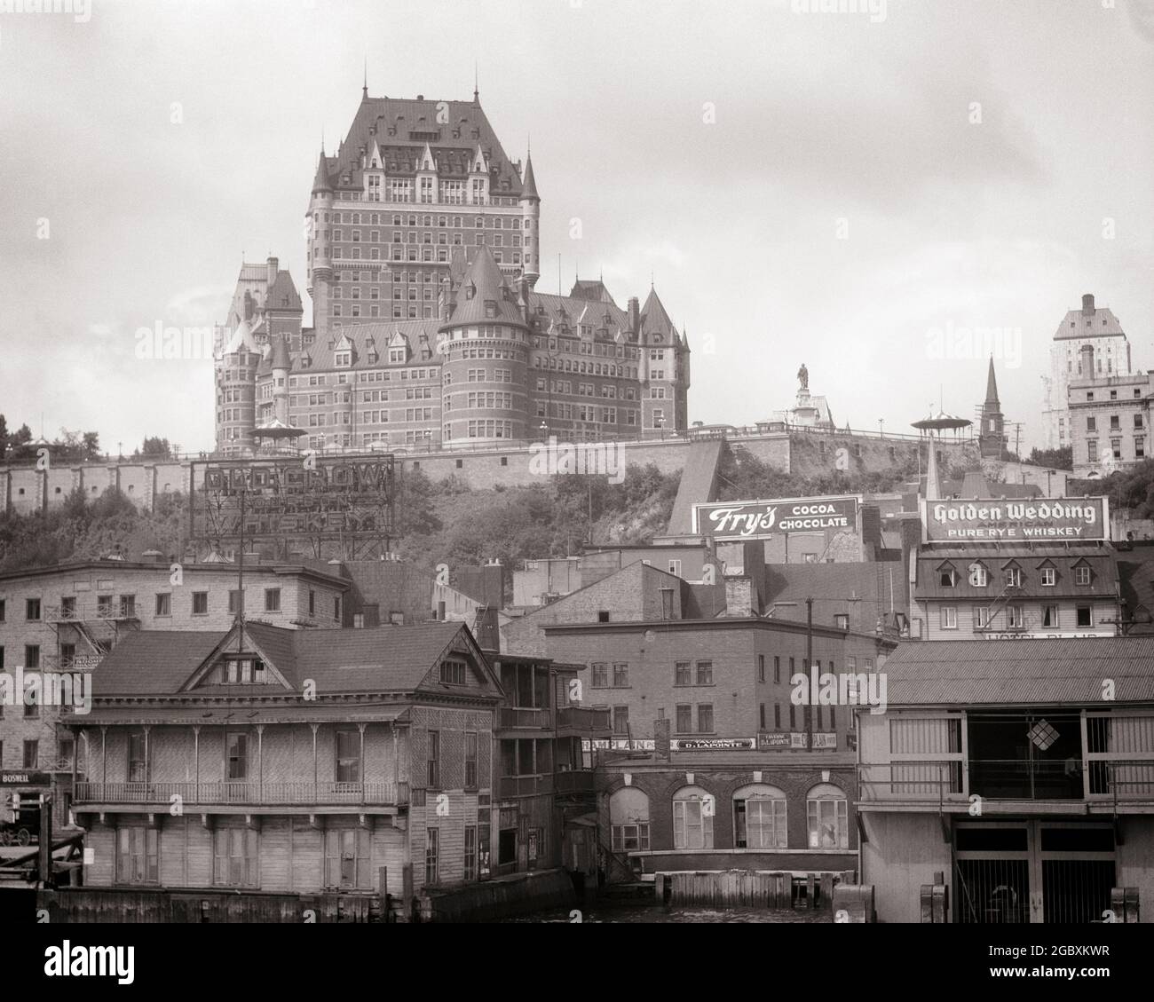1930s CHATEAU FRONTENAC OPENED 1893 CANADIAN PACIFIC RAILWAY NATIONAL HISTORIC SITE CHÂTEAUESQUE STYLE HOTEL QUEBEC CITY CANADA - r4976 HAR001 HARS OLD FASHIONED Stock Photo
