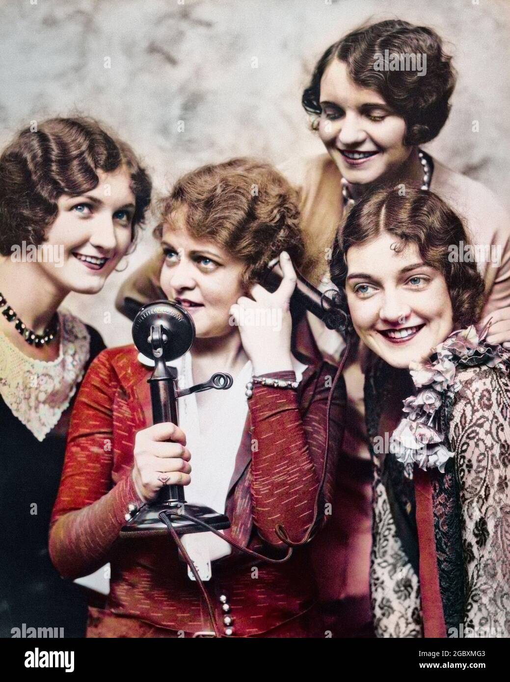 1920s GROUP OF FOUR WOMEN GATHERED AROUND CANDLESTICK PHONE - t2238c HAR001 HARS OLD TIME BUSY NOSTALGIA OLD FASHION SISTER 1 MANY STYLE WELCOME COMMUNICATION CHATTING FRIEND YOUNG ADULT TEAMWORK COMPETITION INFORMATION LIFESTYLE FEMALES VERTICAL PORTRAITS GROWNUP HOME LIFE COMMUNICATING FRIENDSHIP SPEAK SIBLINGS CHAT SISTERS CANDLESTICK RELEASES BUZZ DREAMS TELEPHONING HEAD AND SHOULDERS CHATTER STRATEGY NETWORKING EXCITEMENT BUSYBODY CANDLESTICK PHONE TELLING MARCEL WAVE PHONES SIBLING SMILES STORIES CONNECTION TELEPHONES FRIENDLY MEMBERS PHONING STYLING STYLISH TATTLER HEARSAY COMMUNICATE Stock Photo