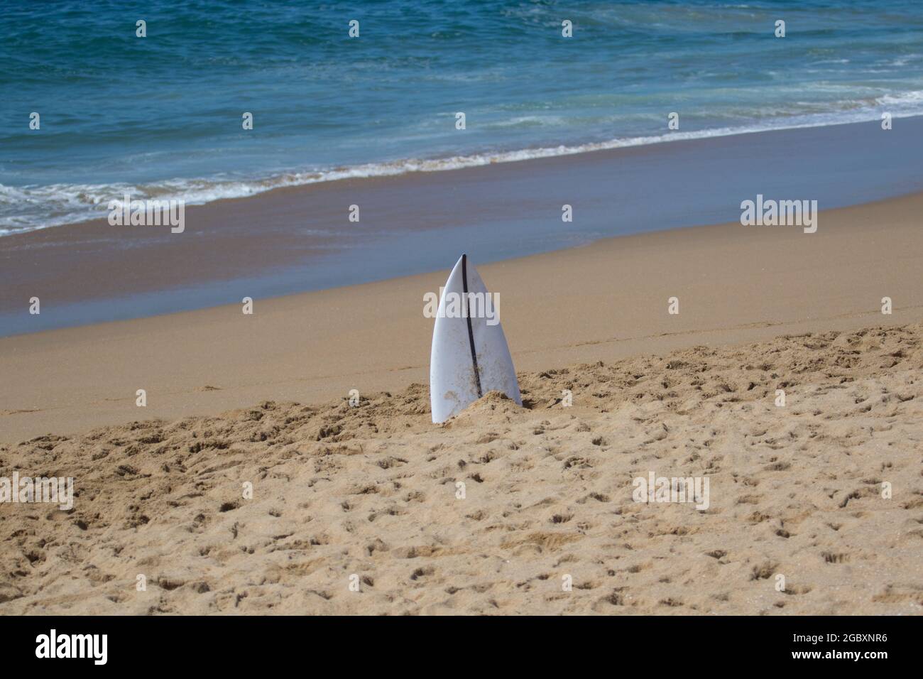 Broken surfboard left on a beach Stock Photo - Alamy