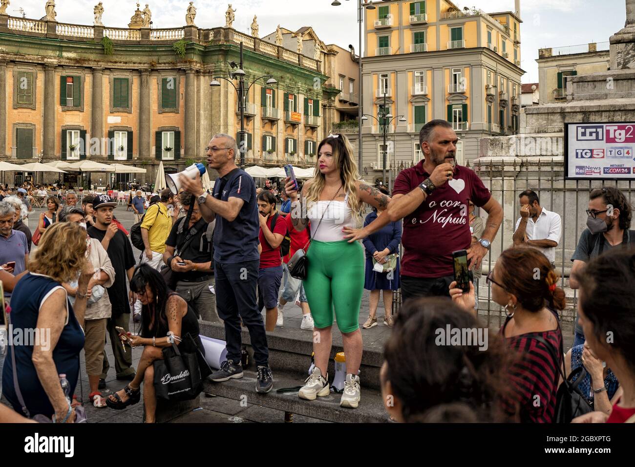 NAPLES, Italy. 05th Aug, 2021. In the absence of the march, the demonstrators 'No Green Pass' hammered a fake television, destroying it, in protest against the whole press, according to them subservient to the strong powers. "The state has allocated millions of euros to spread false news to the newspapers" is the accusation made by one of the organizers of the protest. Credit: Alessandro Barone/ Medialys Images/Alamy Live News Stock Photo