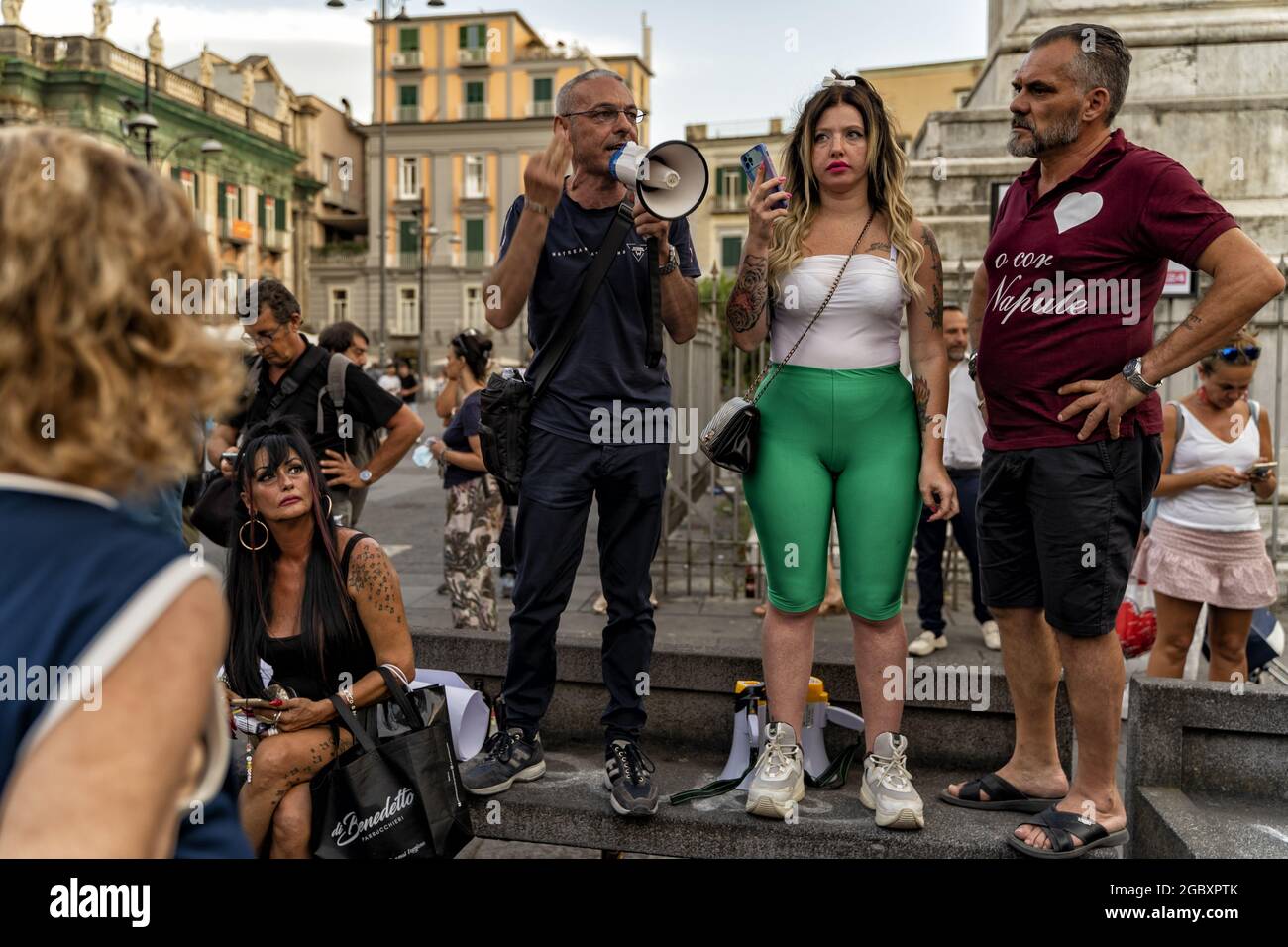 NAPLES, Italy. 05th Aug, 2021. In the absence of the march, the demonstrators 'No Green Pass' hammered a fake television, destroying it, in protest against the whole press, according to them subservient to the strong powers. "The state has allocated millions of euros to spread false news to the newspapers" is the accusation made by one of the organizers of the protest. Credit: Alessandro Barone/ Medialys Images/Alamy Live News Stock Photo