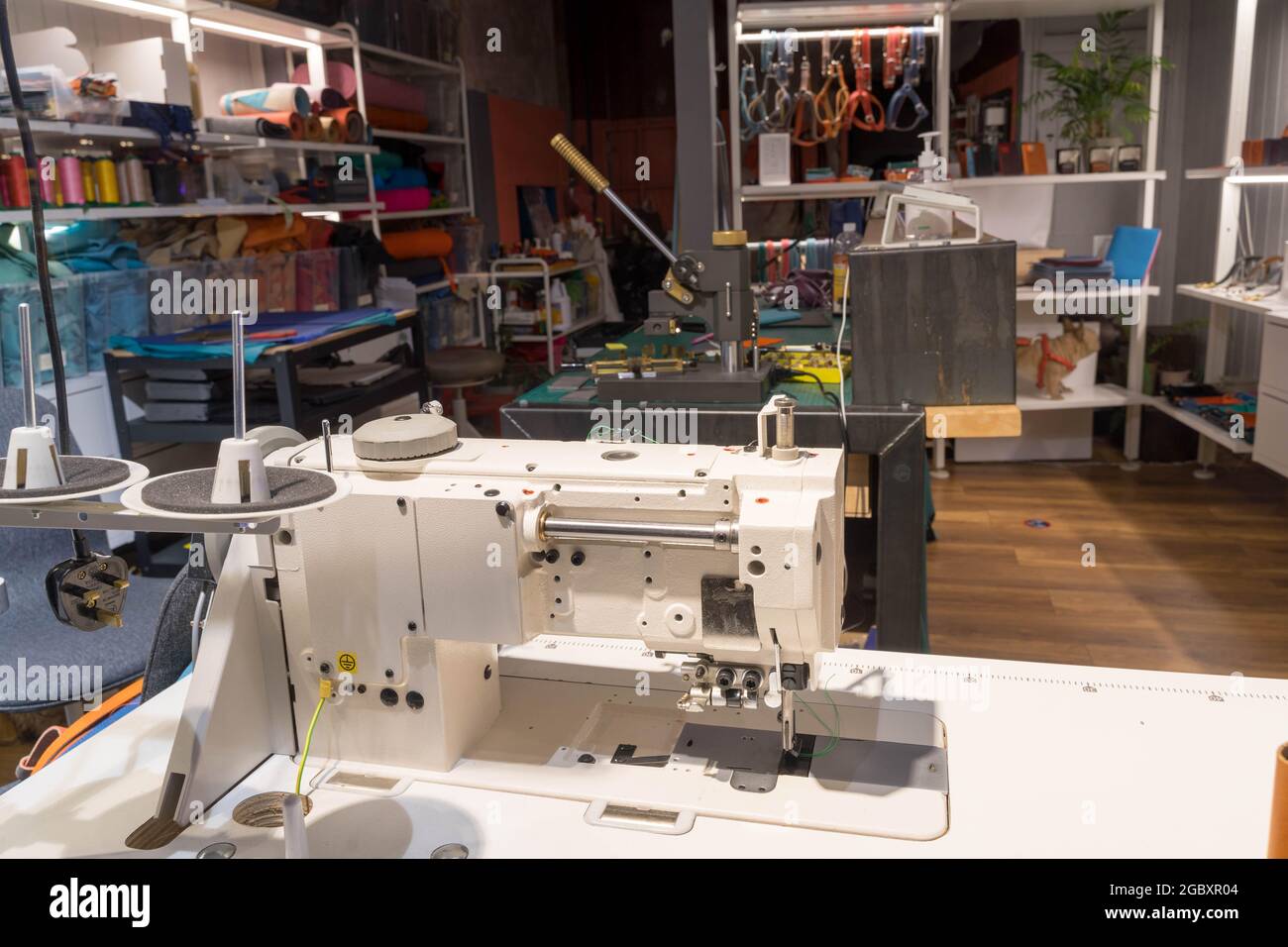Tysew sewing machine hires stock photography and images Alamy