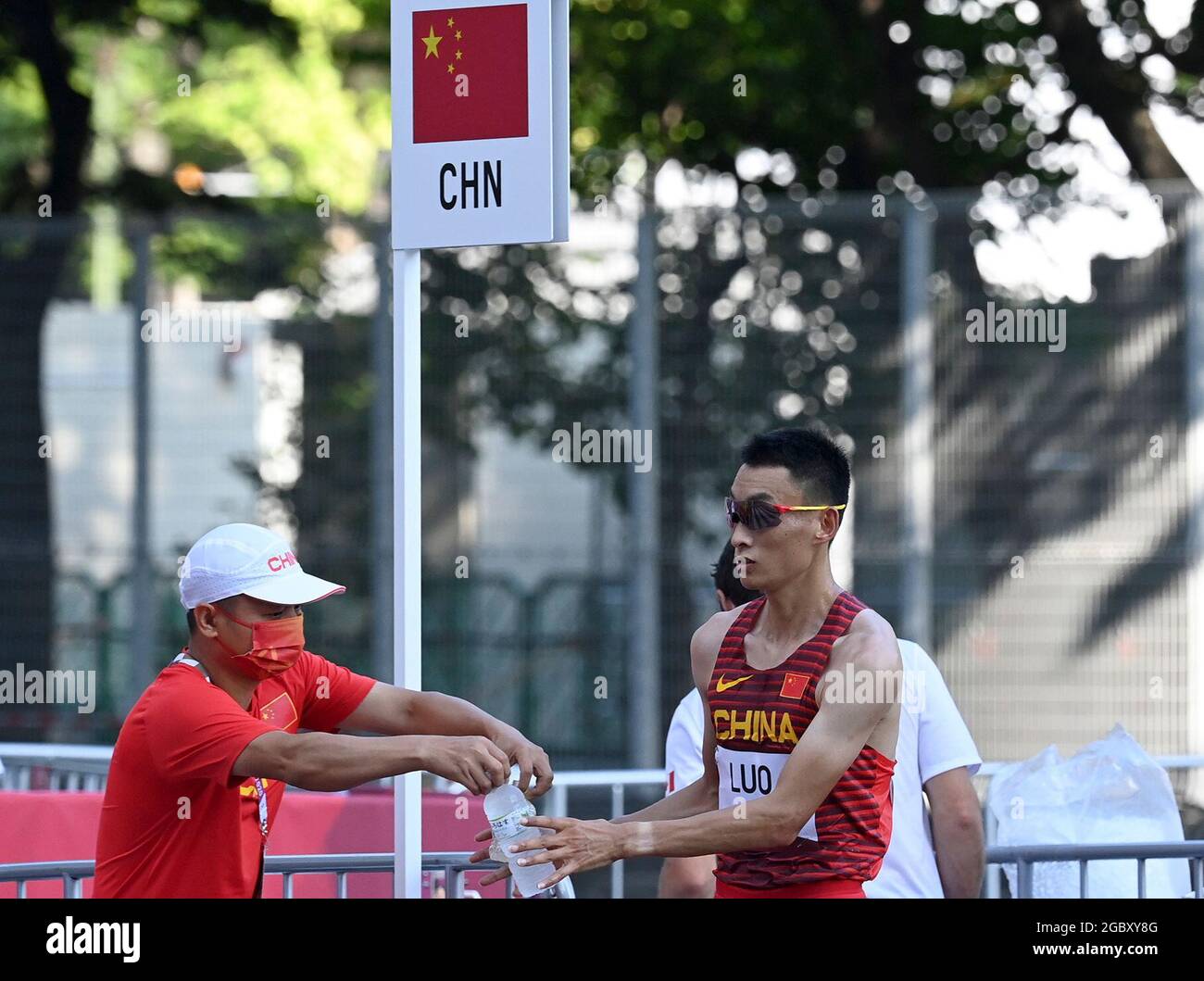 Sapporo, Japan. 6th Aug, 2021. Luo Yadong (front R) of China competes ...