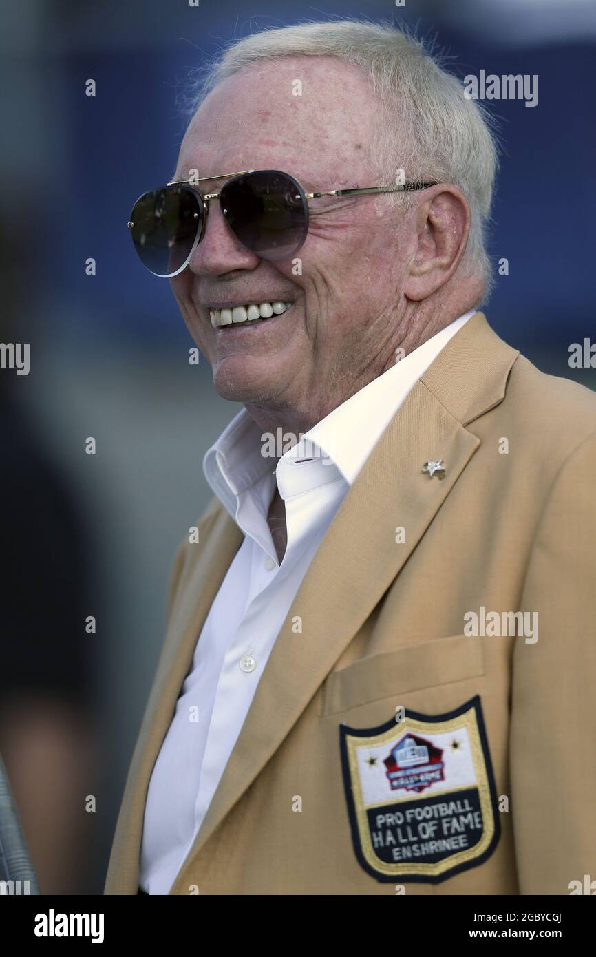 Arlington, Texas, USA. 11th Dec, 2022. Nashville radio producer, EDDIE  GARCIA, on-air radio personality BOBBY BONES, Dallas Cowboys owner,  president, and general manager JERRY JONES, CAITLIN ESTELL, and  writer/producer MIKE DEESTRO pose