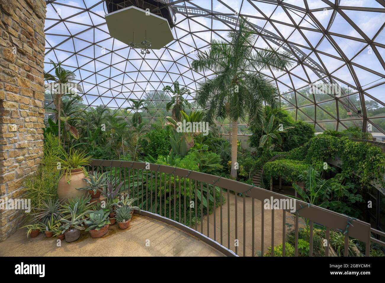 Center building and inner dome of the Greater Des Moines Botanical Garden at 909 Robert D. Ray Drive in Des Moines, Iowa Stock Photo