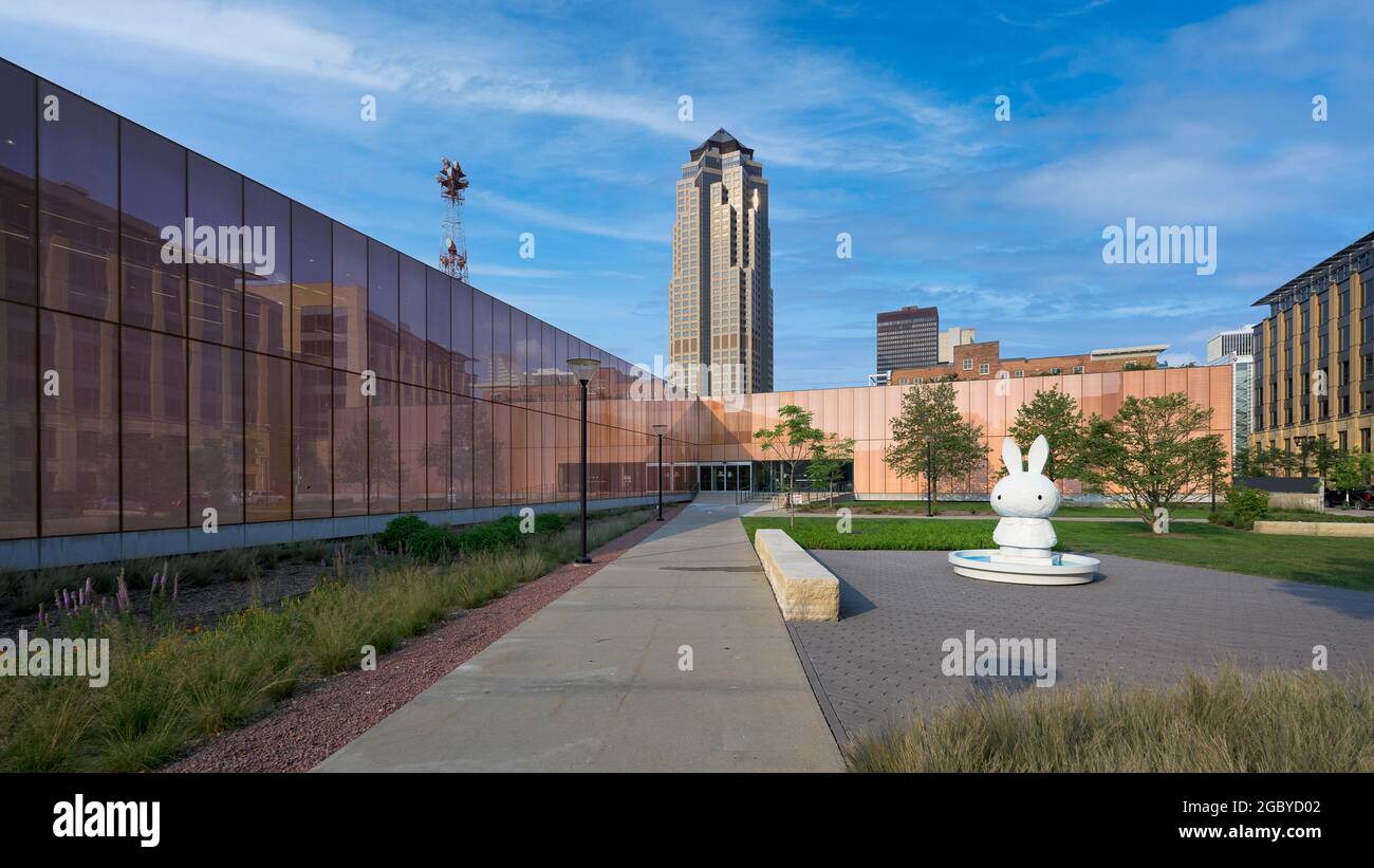 Des Moines Central Library in front of Des Moines tallest building (801 Grand) at 1000 Grand Avenue in Des Moines, Iowa Stock Photo