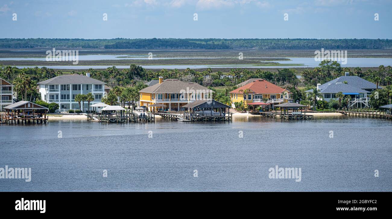 Waterfront homes on the St. Johns River at Little Marsh Island in Jacksonville, Florida. (USA) Stock Photo