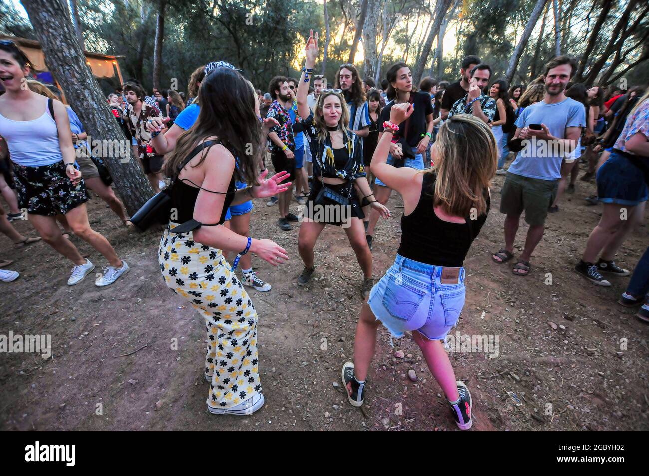 Catalonia, Spain. August 5th 2021: People without face masks or keeping safe distance dance during the Festival Vida 2021.The Vida 2021, Canet Rock and Cruïlla music festivals, which were held in early July 2021 in Catalonia, left 2,279 Covid-19 positives among their 49,570 attendees, which included antigen tests at the access doors, according to a report from the Department of Health of the Government of Catalonia made 14 days after the Music Festivals. (Photo by Ramon Costa/SOPA Images/Sipa USA) Credit: Sipa US/Alamy Live News Stock Photo