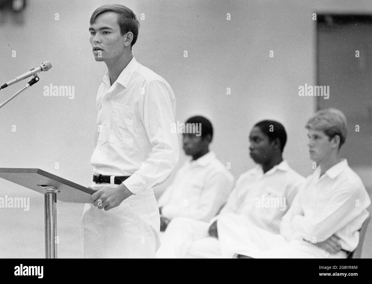 Austin, Texas USA, circa 1991: White male Texas prison inmate talking to junior high school students about the importance of staying in school and staying off drugs during an assembly in the school gym. EV3-0259 ©Bob Daemmrich Stock Photo