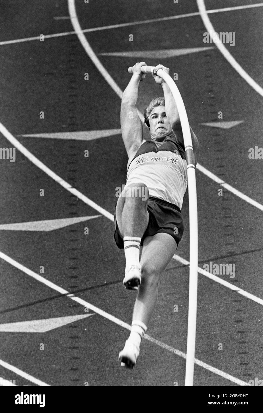 Physics of pole vaulting hires stock photography and images Alamy