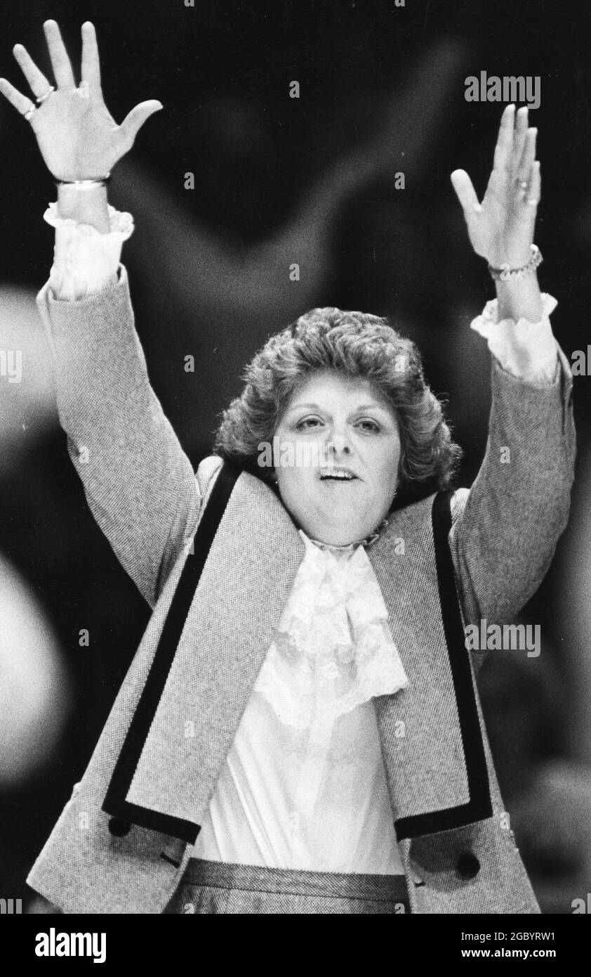 women-s-basketball-coach-black-and-white-stock-photos-images-alamy