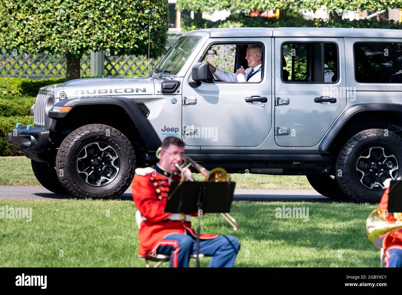 Washington, DC, USA. 5th Aug, 2021. August 5, 2021 - Washington, DC, United  States: President JOE BIDEN driving a Jeep Wrangler Limited Rubicon 4xE  around the South Lawn of the White House