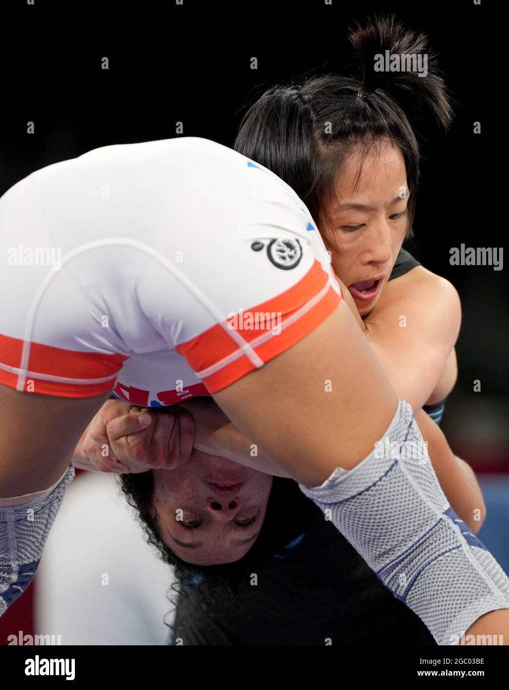 Chiba, Japan. 6th Aug, 2021. Sun Yanan (R) of China competes with Yusneylis Guzman Lopez of Cuba during the wrestling women's freestyle 50kg 1/8 final at the Tokyo 2020 Olympic Games in Chiba, Japan, Aug. 6, 2021. Credit: Wang Yuguo/Xinhua/Alamy Live News Stock Photo