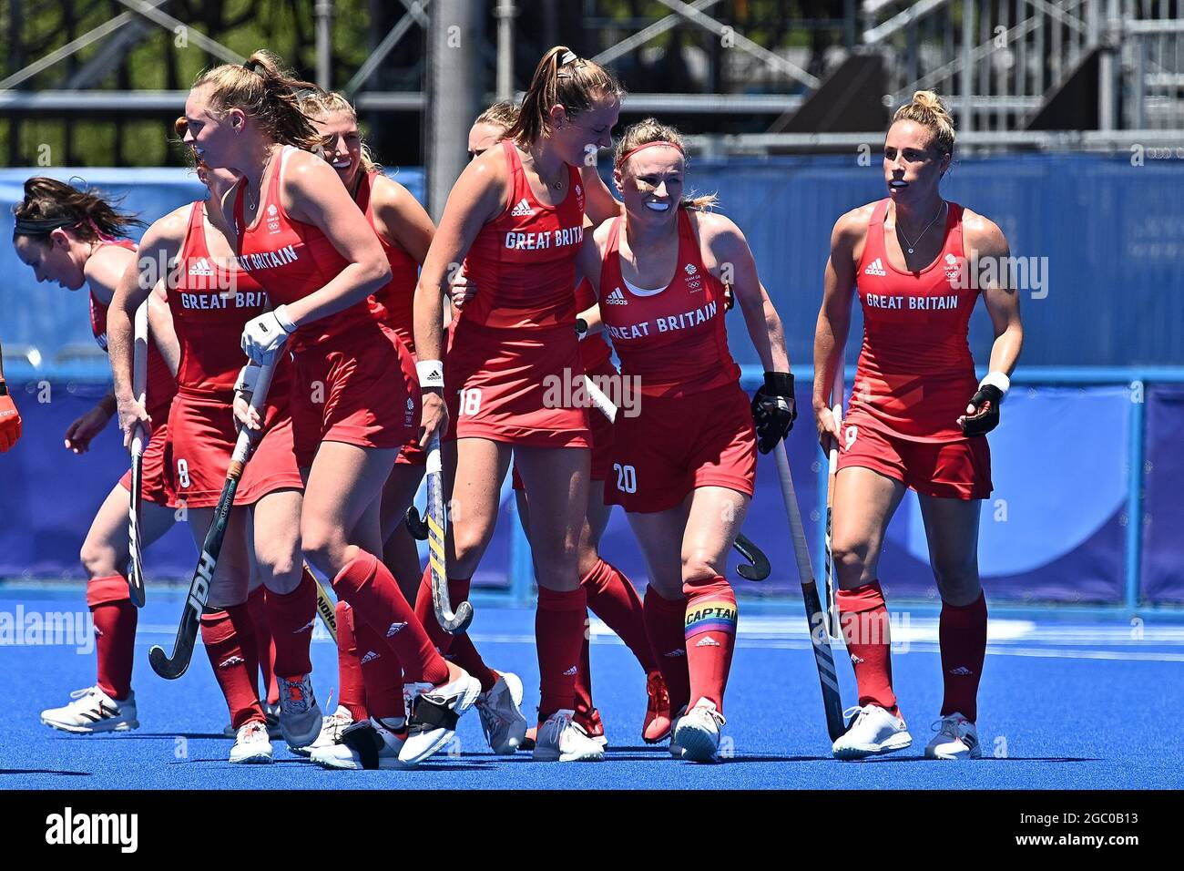Tokyo, Japan. 06th Aug, 2021. Womens hockey bronze medal match. Great Britain (GBR) Vs India (IND). Oi Hockey Stadium. 1-19. 4chome. Yashio. Shinagawa-ku. Tokyo. The Great Britain players congratulate to scorer of the thrid British goal Hollie Pearne-Webb (GBR, captain, 20)Credit Garry Bowden/Sport in Pictures/Alamy live news Credit: Sport In Pictures/Alamy Live News Stock Photo