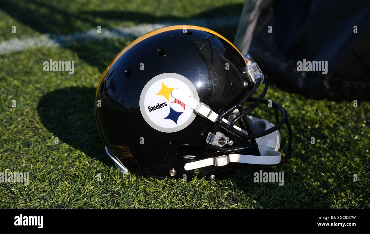 Pittsburgh Steelers vs. Philadelphia Eagles . NFL Game. American Football  League match. Silhouette of professional player celebrate touch down.  Screen Stock Photo - Alamy